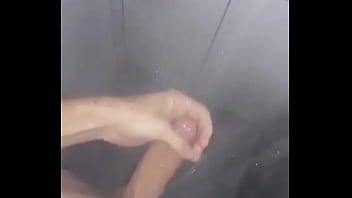 Loiro punhetando no banho