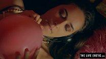Milf mamelons gonflés se masturber dur sur un ballon
