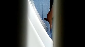 espiando en bathroon 3