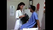 L'infermiera trans si toglie la vestaglia e cavalca il cazzo nero di un paziente