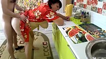 Ménagère italienne baisée dans le cul pendant que le cocu travaille