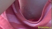 Asiático babes lado boob pee en por voyeur