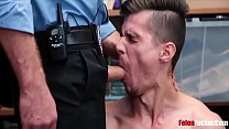 Un policier sa bite à l'intérieur d'un jeune gars