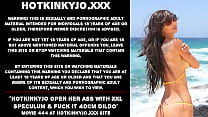 Hotkinkyjo abre a bunda com espéculo XXL e fode com 40cm de profundidade com vibrador