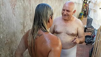 Grand-père baignant la jeune fille qu'il a rencontrée sur la plage !!! Paty Butt - Vieux grand-père - El Toro De Oro