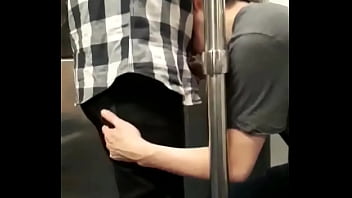 Jeune garçon sucer la bite dans le métro