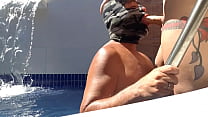 BRUNA DUARTE TRANS PUNCHING PAU IN THE CUSTOMER'S MOUTH IN THE SWIMMING POOL FOR PAU TO HARD