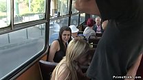 Blonde obtient visage dans bus public