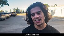 LatinLeche - Un fanboy latino suce la bite d'un caméraman