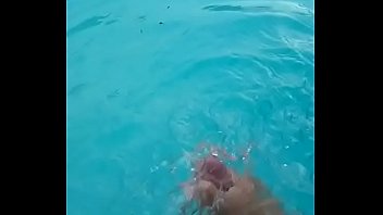 relajante paja en el agua