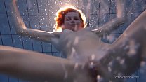 Nastya rubia caliente desnuda en la piscina