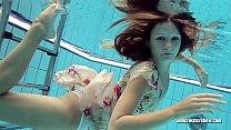 Lucy Gurchenko rusa peluda desnuda en la piscina