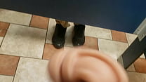 Brincando com meu Fleshlight no banheiro público (quase passei por sapatos de estranhos)