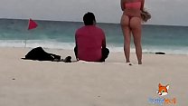 Showing my ass in a thong on the beach and exciting men, only two dared to touch me (full video on my premium xvideos channel)