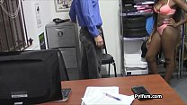 セクシーな黒人泥棒がオフィスで罰せられるとCCTVがキャッチ