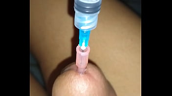 Iniezione di acqua nel mio pene con un catetere