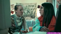 Le i lesbiche nerd Cadence Lux e Serena Blair hanno sperimentato una creazione 3D virtuale che ha preso vita e ha iniziato un trio lesbico caldo con lei.