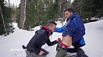 Nach dem Skifahren: Teil 1 Kevin David wird bareback gesaugt und gefickt