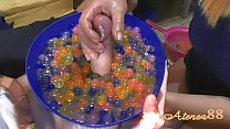 若い女の子は、たくさんの油と水のボールで柔らかい手コキを作ります