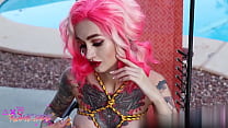 Lésbicas de cabelos negros se masturbam com brinquedos sexuais de bichano perto da piscina e fumando Jade com chamas