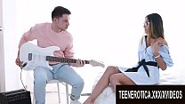Gitarrenunterricht verwandelt sich in einen leidenschaftlichen Arschfick für exotische Teen Roxy Lips