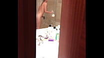 Извращенец снимает на видео блондинку во время оргазма в душе отеля