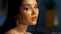 La sexy asiática MILF Malena hace un striptease para Playboy