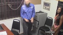 Ladrón de ébano castigado en la trastienda por el guardia de seguridad cachondo