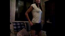 Spanisches Mädchen masturbiert beim Tanzen mit dem Wii