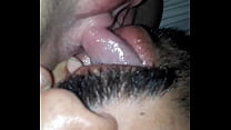 Teenager prendendo un pompino sul suo pepeka con la lingua forata