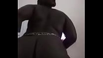 Nigeriana gordita negra muestra su culo y coño negros en un hotel en Lagos