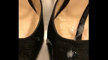 Schuhe abspritzen abspritzen in den Schuhen meiner Schwiegermutter
