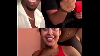 Jeune fille montre ses seins sur webcam