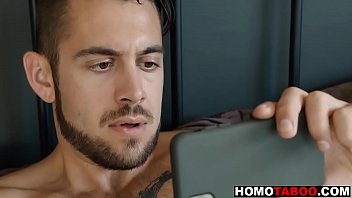 ¡Mi hermanastro me atrapó viendo porno gay!