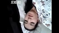 Figa diteggiatura della piccola ragazza di bellezza uzbeka in masturbazione solista