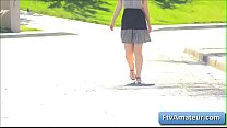Сексуальная натуральная сисястая блондинка Алисса бежит голой по улице в любительском видео