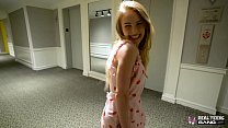 Настоящие тинки - юная блондинка лижет задницу и трахается во время порно кастинга