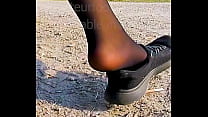 运动鞋的脚脚恋物癖视频剪辑脚趾女孩滑出她的汗臭鞋