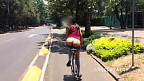 Slut Chilanga EXHIBITIONIST zeigt ihren Arsch auf einem Fahrrad. Chapultepec Wald (2). AMATEUR. Großer Arsch