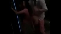 Китайская девушка сталкивается с белым парнем на улице, ее трахают и наполняют сливками