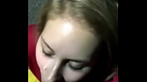 Sexo anal e facial em público com uma garota loira em um estacionamento