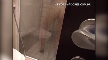 Homem voyeur aproveita porta entreaberta para filmar garota pelada no banho