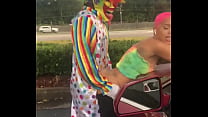 Gibby The Clown fickt Jasamine Banks am helllichten Tag draußen