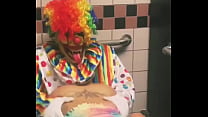 Mädchen reitet Clown im Badezimmer Stall