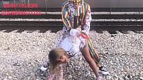 Clown fickt Mädchen auf Bahngleisen
