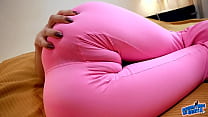 Superbo cameltoe rosa grasso e enorme culo a bolle su magro