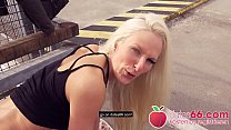VERSAUTes blondes Sex-Babe CAM ANGEL holt ihm die Wichse aus dem Sack auf einem Parkdeck! Dates66.com