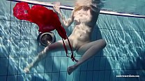 Teenie russe Lucie va nager sous l'eau