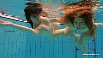 Katka e Kristy nadando debaixo d'água