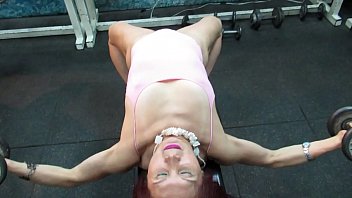 WORKOUT HOT OF THE CHEST OF THE SCULPTURAL GODDESS MILF